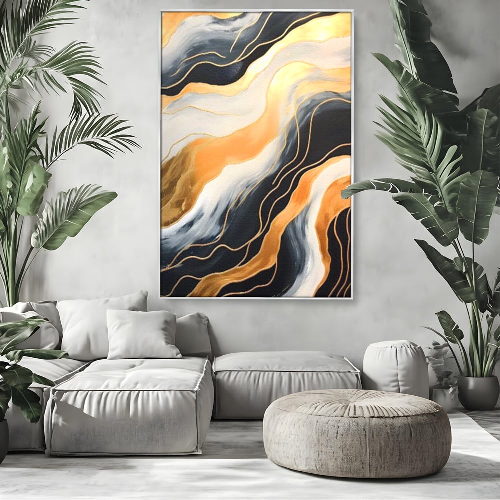 Tablou canvas cu pictura abstracta cu valuri aurii, in rama de aluminiu argintiu, pe perete intr-un living